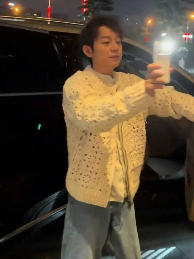 何炅私人行程遭“私生饭”围堵-第1张图片-旧杳电影网