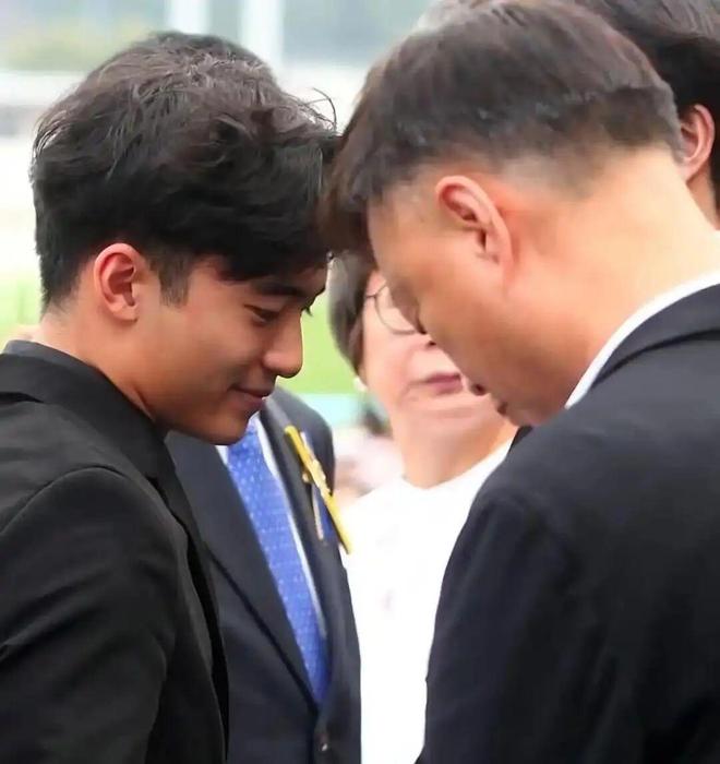 谢振轩,终为父母的失败婚姻买了单,谢霆锋的上亿家产也难抚伤痛_1-第3张图片-旧杳电影网 谢振轩,终为父母的失败婚姻买了单,谢霆锋的上亿家产也难抚伤痛_1-第3张图片-旧杳电影网