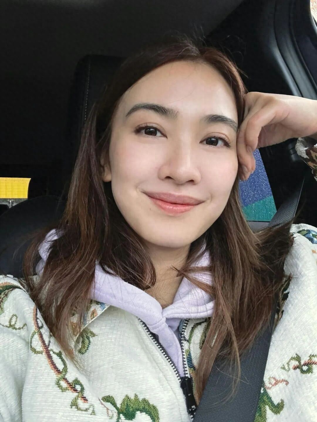 TVB前当家花旦晒与老公亲密合照，续约大台，网民期待复出-第1张图片-旧杳电影网