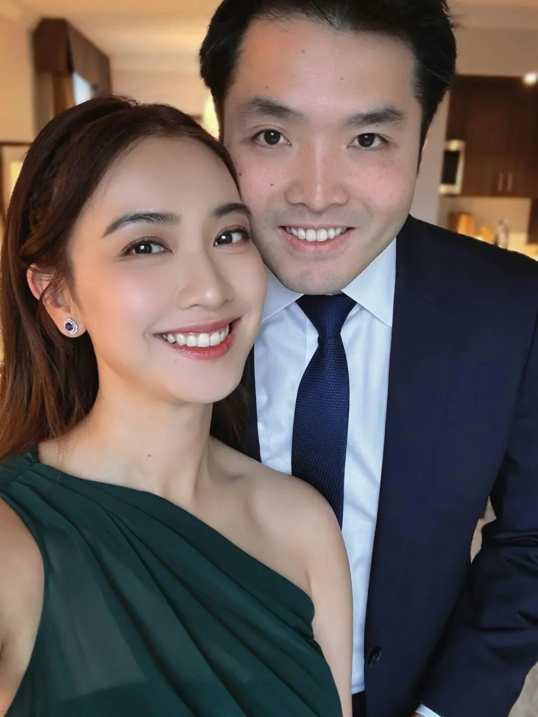 TVB前当家花旦晒与老公亲密合照，续约大台，网民期待复出-第5张图片-旧杳电影网