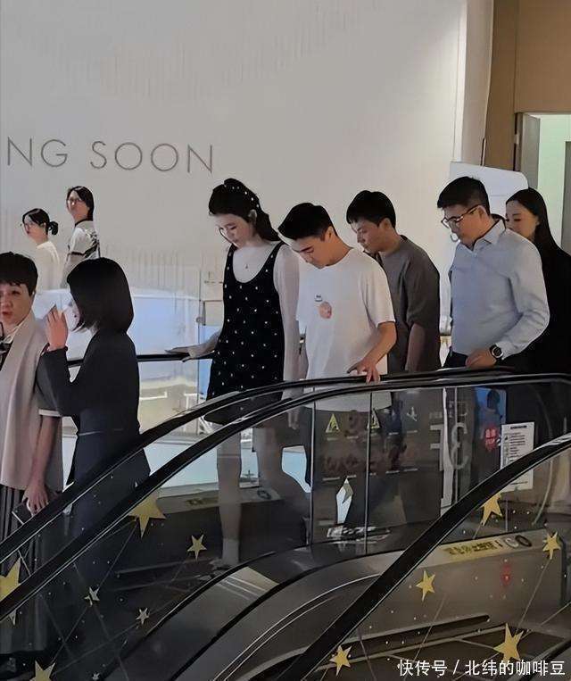 奚梦瑶凸肚疑似怀第三胎，与何猷君甜蜜现身，同行还有奶奶梁安琪-第3张图片-旧杳电影网