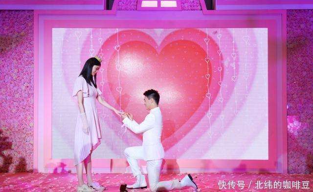 奚梦瑶凸肚疑似怀第三胎，与何猷君甜蜜现身，同行还有奶奶梁安琪-第2张图片-旧杳电影网