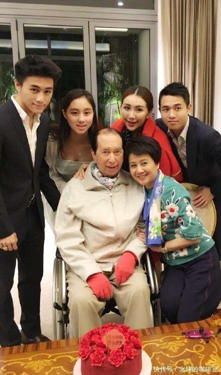 奚梦瑶凸肚疑似怀第三胎，与何猷君甜蜜现身，同行还有奶奶梁安琪-第1张图片-旧杳电影网