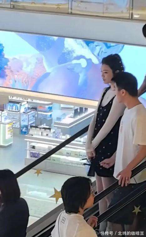 奚梦瑶凸肚疑似怀第三胎，与何猷君甜蜜现身，同行还有奶奶梁安琪-第4张图片-旧杳电影网