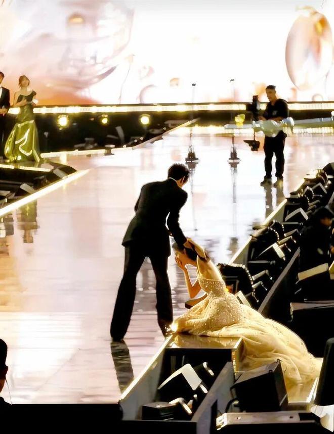 偷税小花被前经纪勒索？李昀锐孟子义剧组吵架？丞磊被王影璐抢座？黄杨钿甜新公司？姨太问答-第1张图片-旧杳电影网