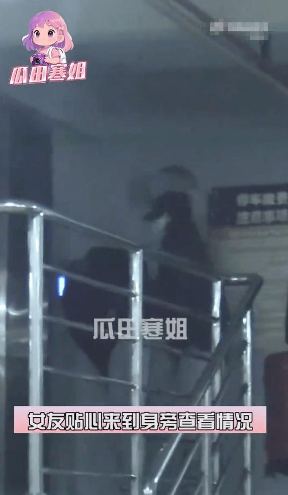 文章带女友和妈妈聚餐 醉酒全程被女友搀扶下楼_1-第1张图片-旧杳电影网