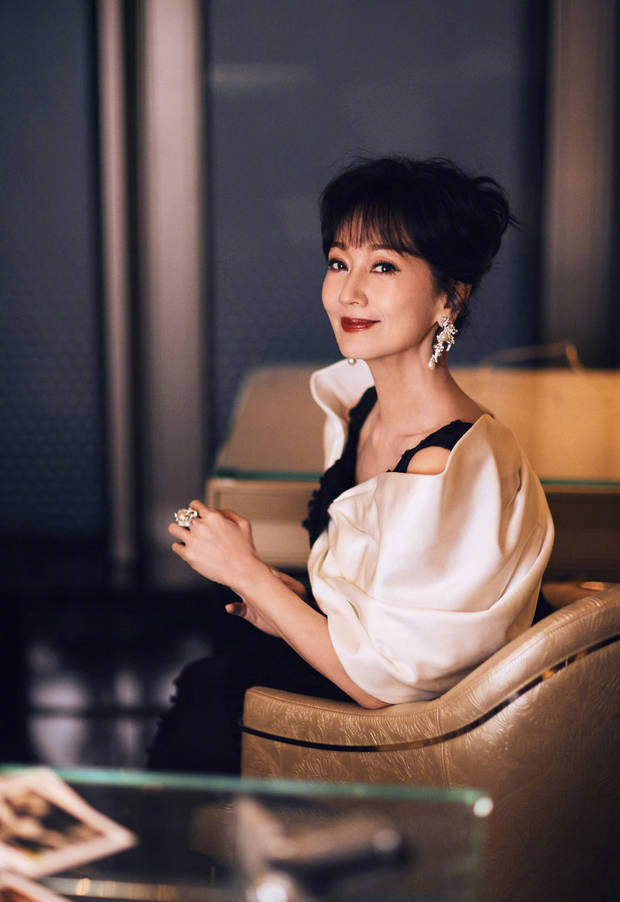 冻龄女神赵雅芝！71岁歪头浅笑超迷人 气质端庄韵味十足-第2张图片-旧杳电影网