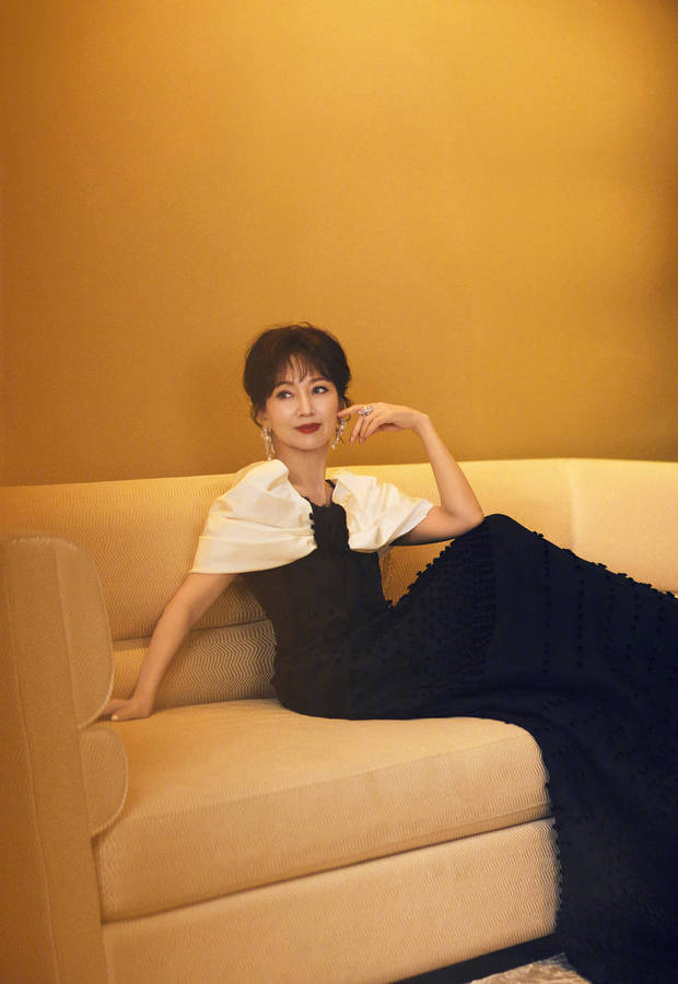 冻龄女神赵雅芝！71岁歪头浅笑超迷人 气质端庄韵味十足-第1张图片-旧杳电影网