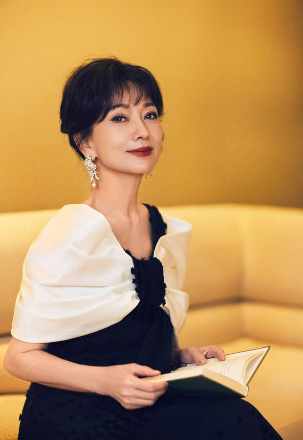 冻龄女神赵雅芝！71岁歪头浅笑超迷人 气质端庄韵味十足-第3张图片-旧杳电影网