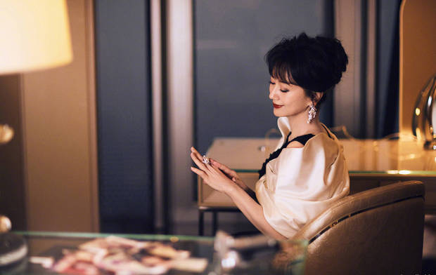 冻龄女神赵雅芝！71岁歪头浅笑超迷人 气质端庄韵味十足-第5张图片-旧杳电影网