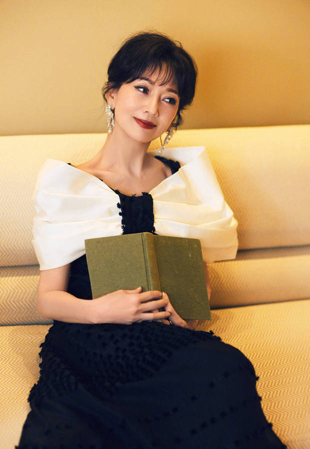 冻龄女神赵雅芝！71岁歪头浅笑超迷人 气质端庄韵味十足-第10张图片-旧杳电影网