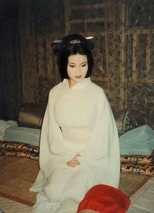 最惨女星！19岁嫁豪门遭家暴出轨，二婚被骗得倾家荡产，如今她活成这样-第1张图片-旧杳电影网