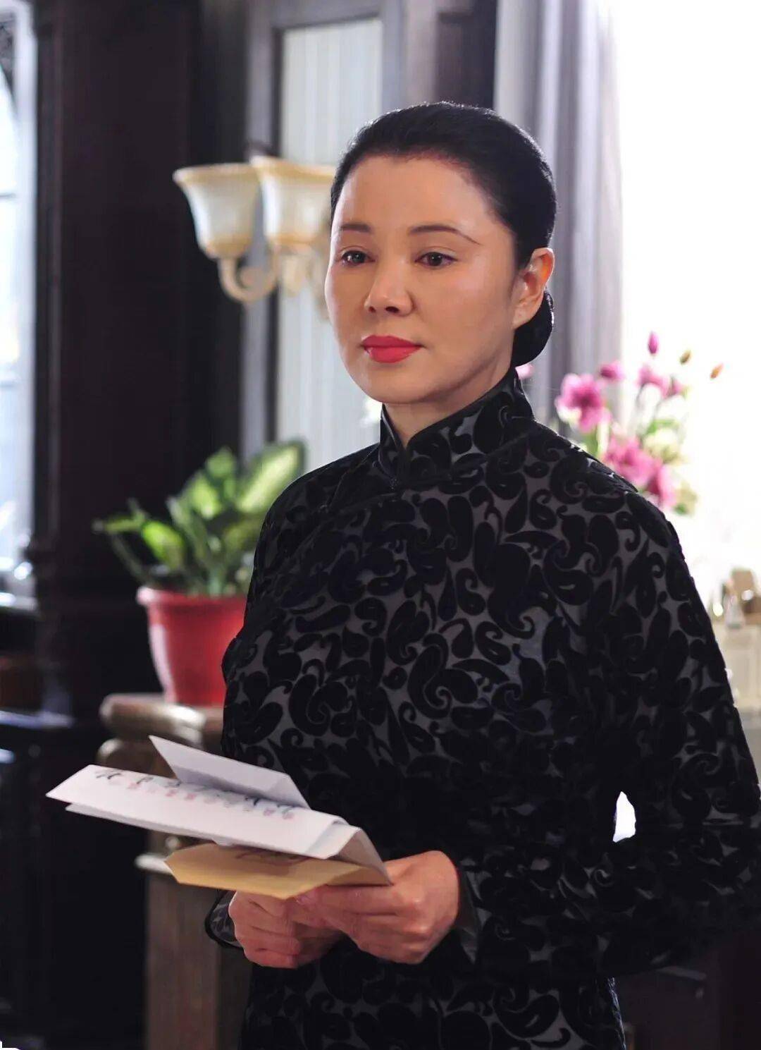 最惨女星！19岁嫁豪门遭家暴出轨，二婚被骗得倾家荡产，如今她活成这样-第6张图片-旧杳电影网