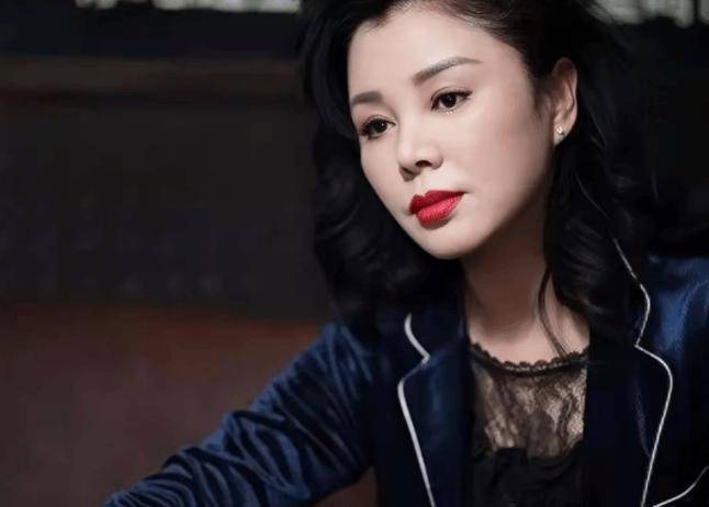 最惨女星！19岁嫁豪门遭家暴出轨，二婚被骗得倾家荡产，如今她活成这样-第12张图片-旧杳电影网