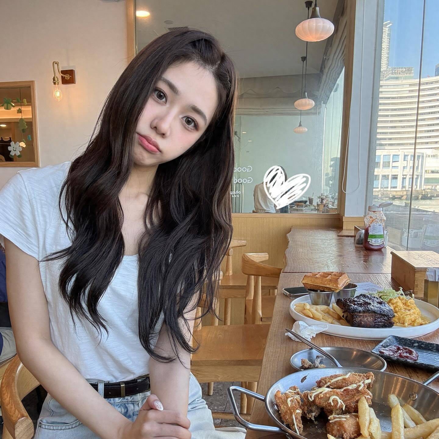 23岁前港姐冠军被质疑再次整容，样貌跟以前比真的变化很大-第1张图片-旧杳电影网