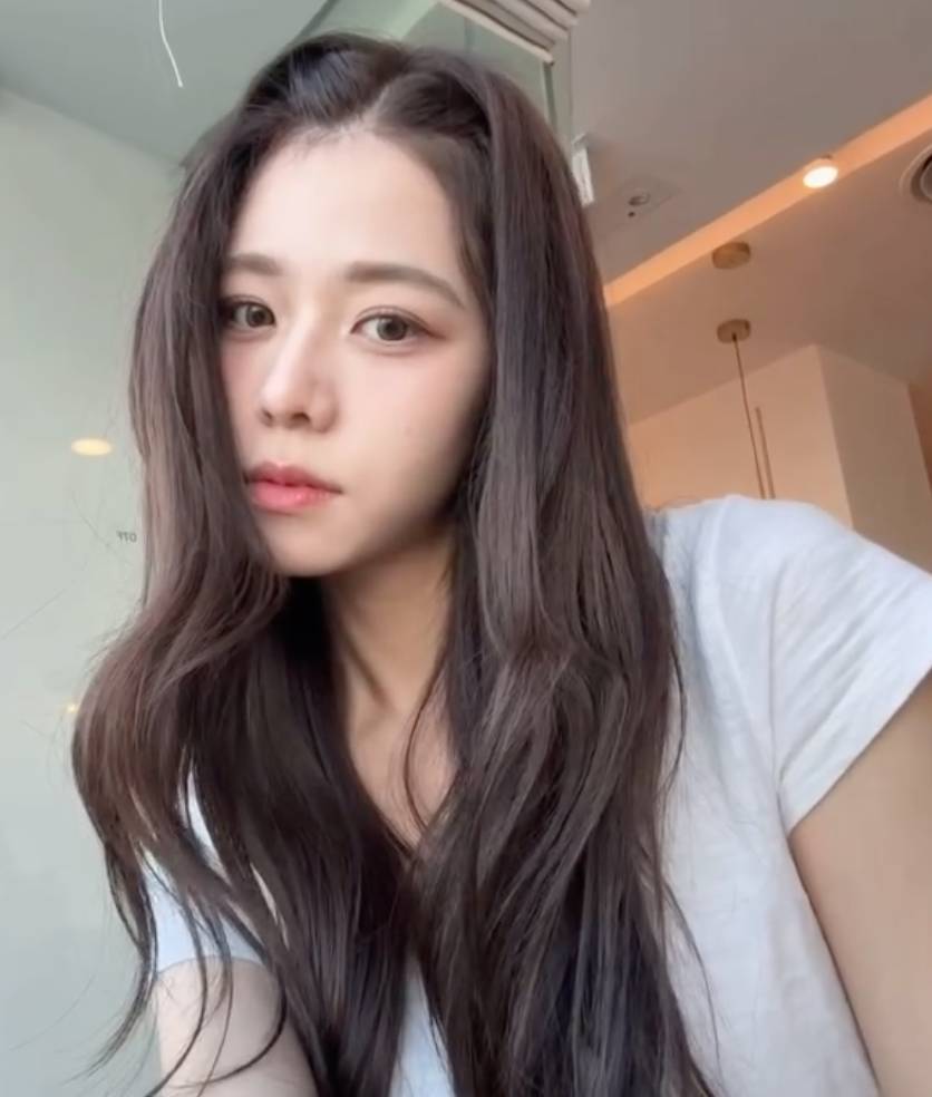 23岁前港姐冠军被质疑再次整容，样貌跟以前比真的变化很大-第4张图片-旧杳电影网