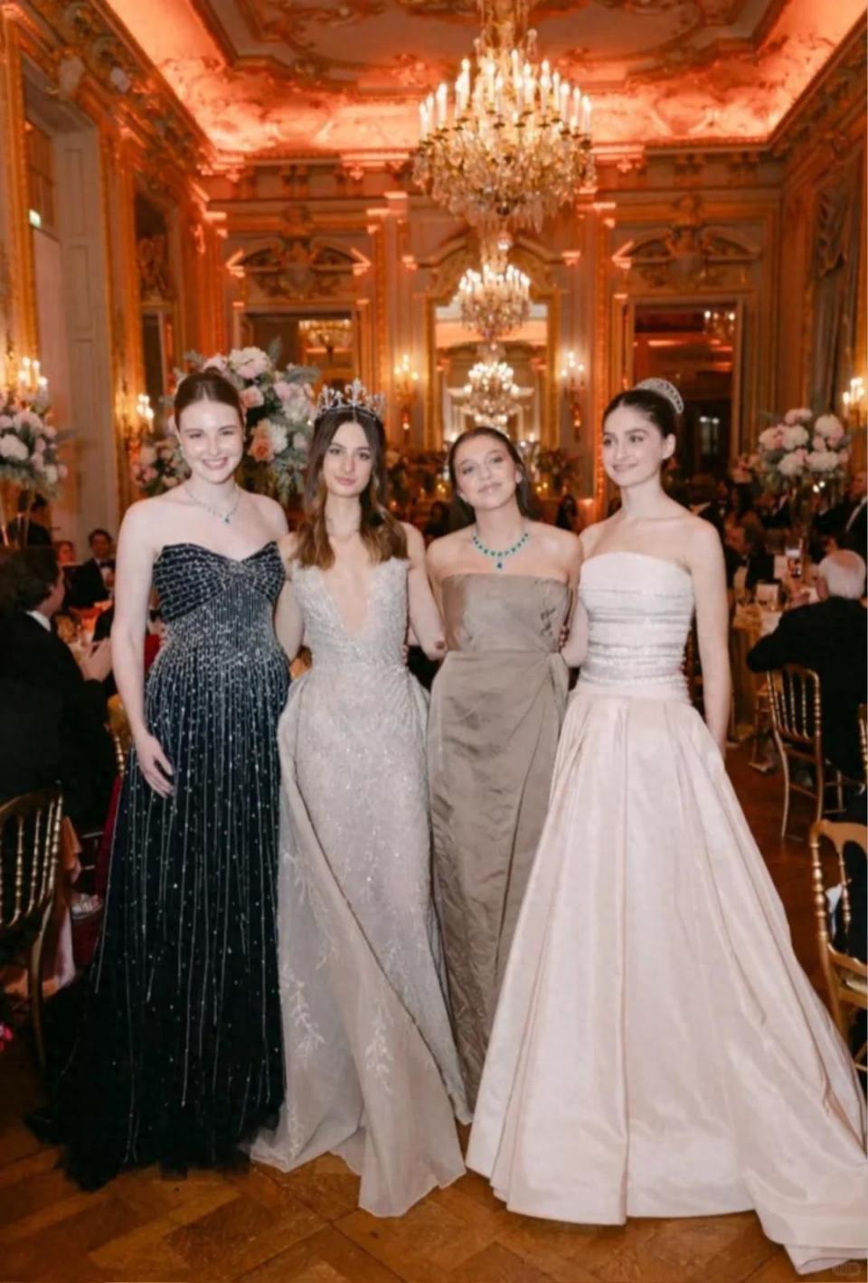 吴君如女儿出席名媛活动，穿抹胸裙热舞很开放，蹲在角落没存在感-第1张图片-旧杳电影网