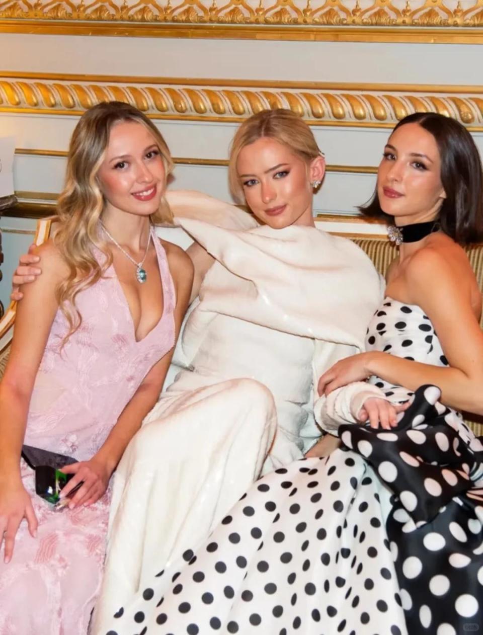 吴君如女儿出席名媛活动，穿抹胸裙热舞很开放，蹲在角落没存在感-第2张图片-旧杳电影网