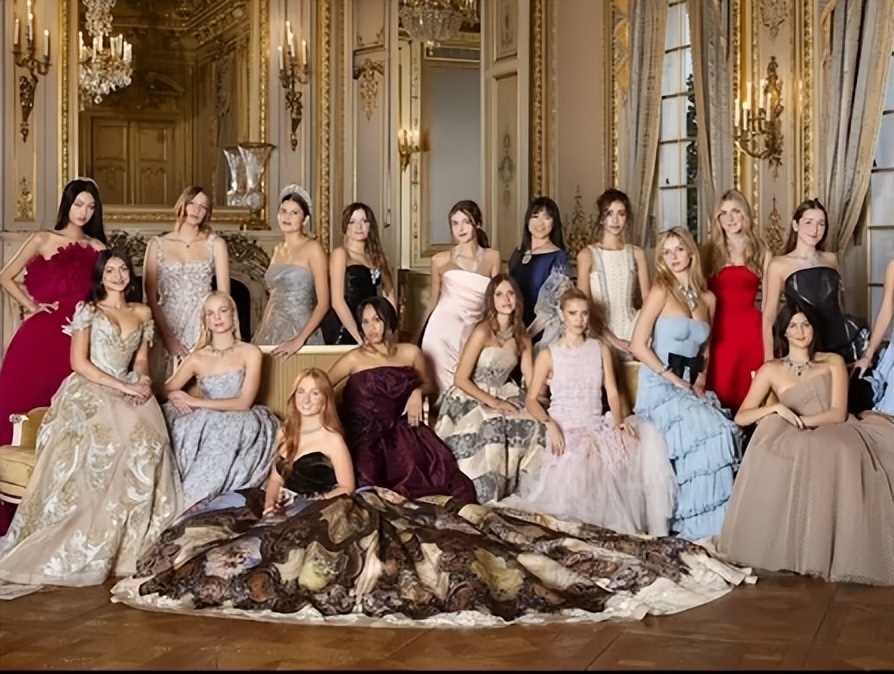 吴君如女儿出席名媛活动，穿抹胸裙热舞很开放，蹲在角落没存在感-第4张图片-旧杳电影网