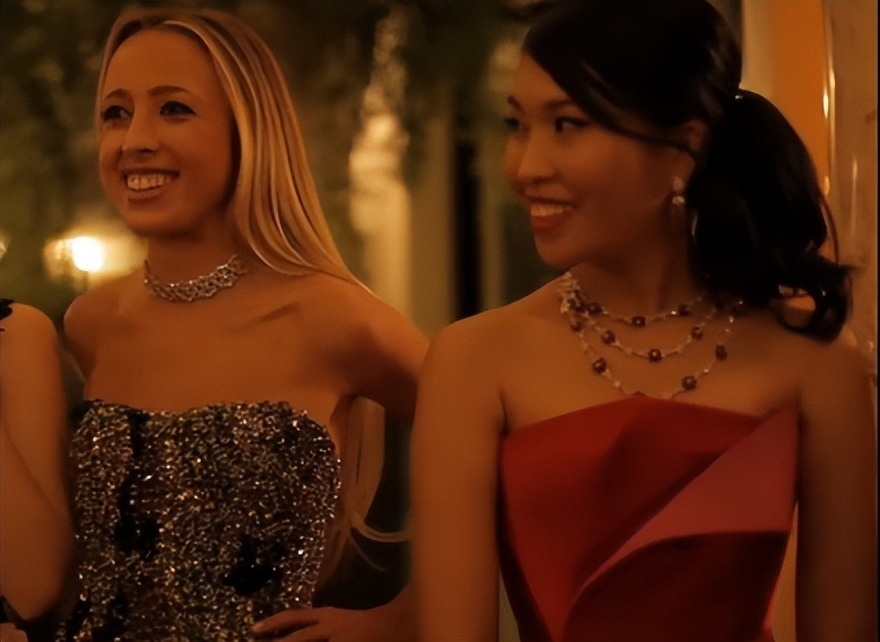 吴君如女儿出席名媛活动，穿抹胸裙热舞很开放，蹲在角落没存在感-第6张图片-旧杳电影网