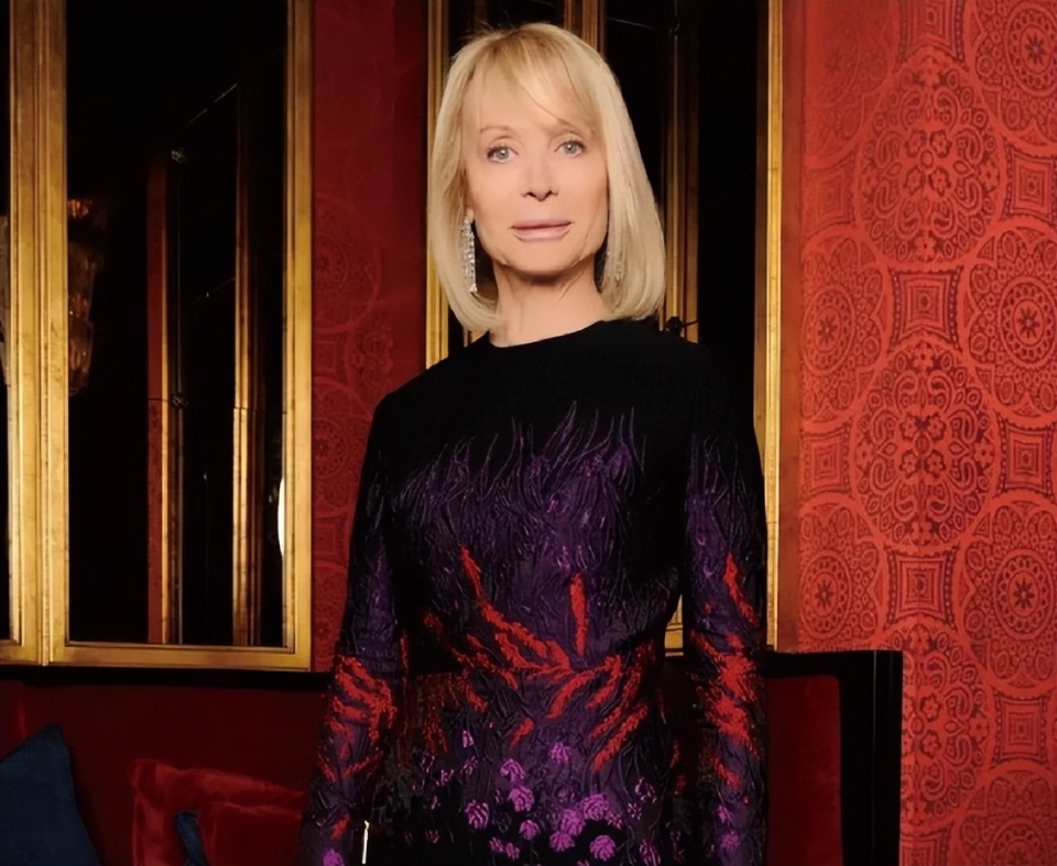 吴君如女儿出席名媛活动，穿抹胸裙热舞很开放，蹲在角落没存在感-第5张图片-旧杳电影网