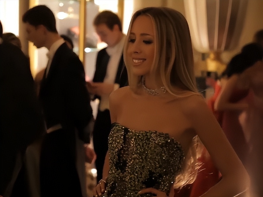 吴君如女儿出席名媛活动，穿抹胸裙热舞很开放，蹲在角落没存在感-第7张图片-旧杳电影网