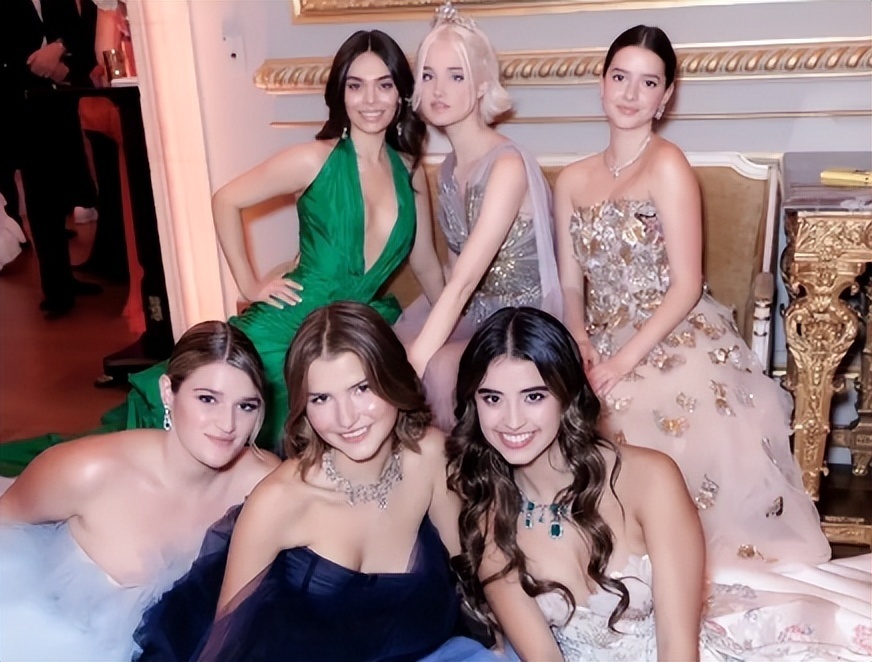 吴君如女儿出席名媛活动，穿抹胸裙热舞很开放，蹲在角落没存在感-第8张图片-旧杳电影网