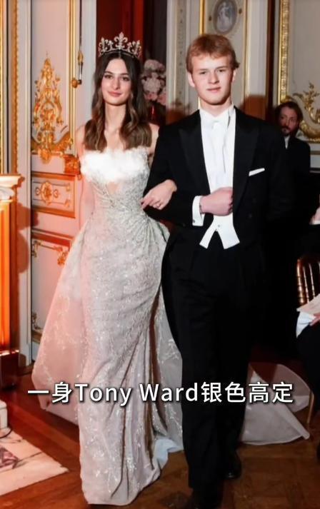 吴君如女儿出席名媛活动，穿抹胸裙热舞很开放，蹲在角落没存在感-第10张图片-旧杳电影网