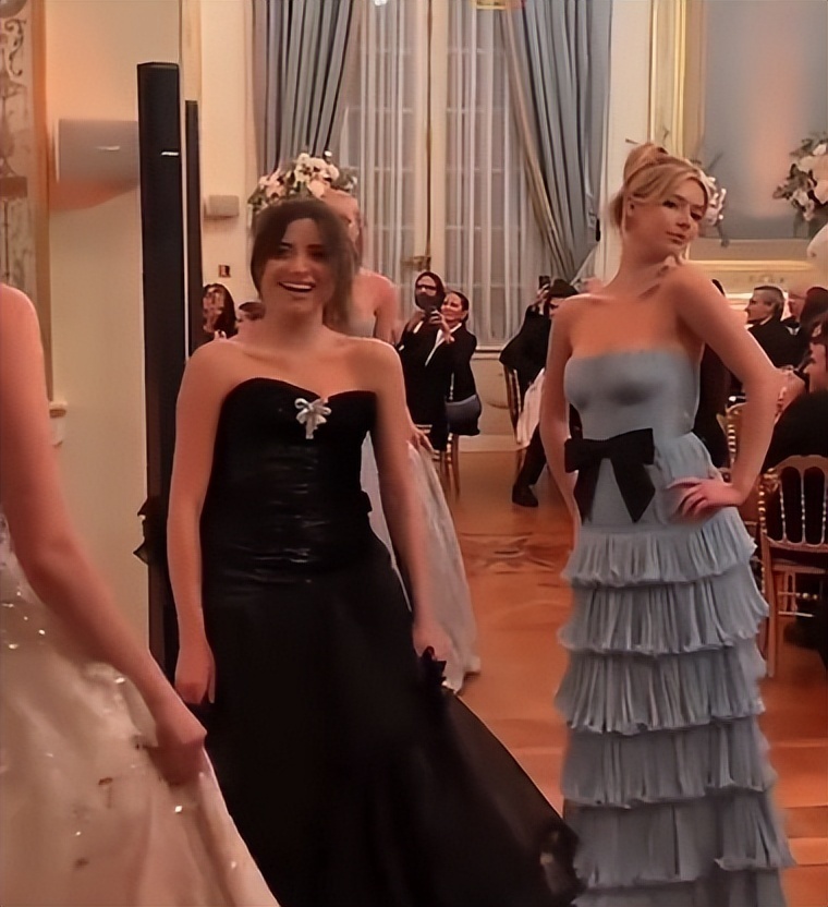 吴君如女儿出席名媛活动，穿抹胸裙热舞很开放，蹲在角落没存在感-第9张图片-旧杳电影网