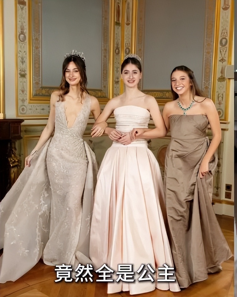 吴君如女儿出席名媛活动，穿抹胸裙热舞很开放，蹲在角落没存在感-第11张图片-旧杳电影网