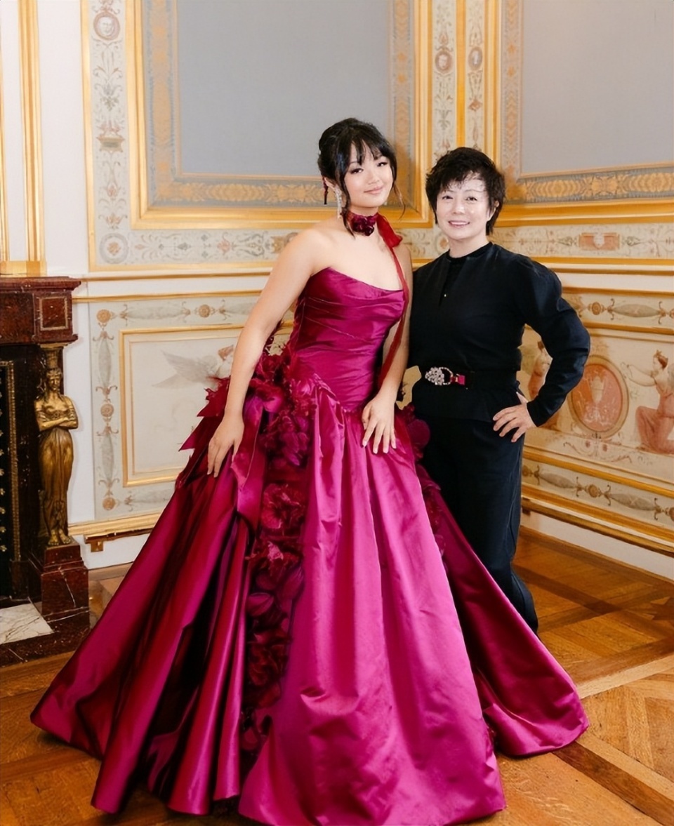 吴君如女儿出席名媛活动，穿抹胸裙热舞很开放，蹲在角落没存在感-第14张图片-旧杳电影网