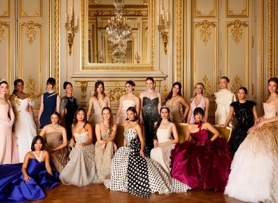 吴君如女儿出席名媛活动，穿抹胸裙热舞很开放，蹲在角落没存在感-第13张图片-旧杳电影网