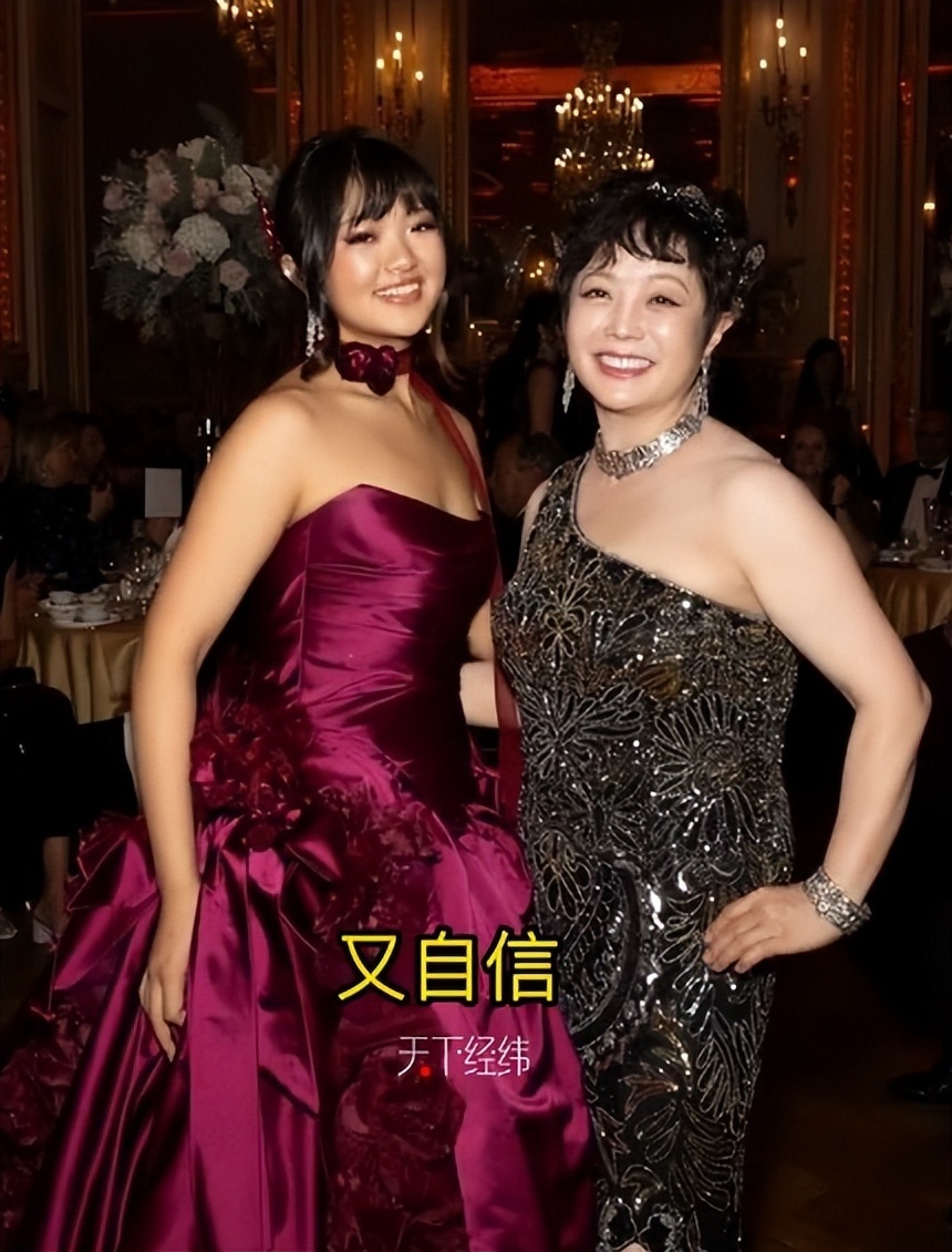 吴君如女儿出席名媛活动，穿抹胸裙热舞很开放，蹲在角落没存在感-第15张图片-旧杳电影网