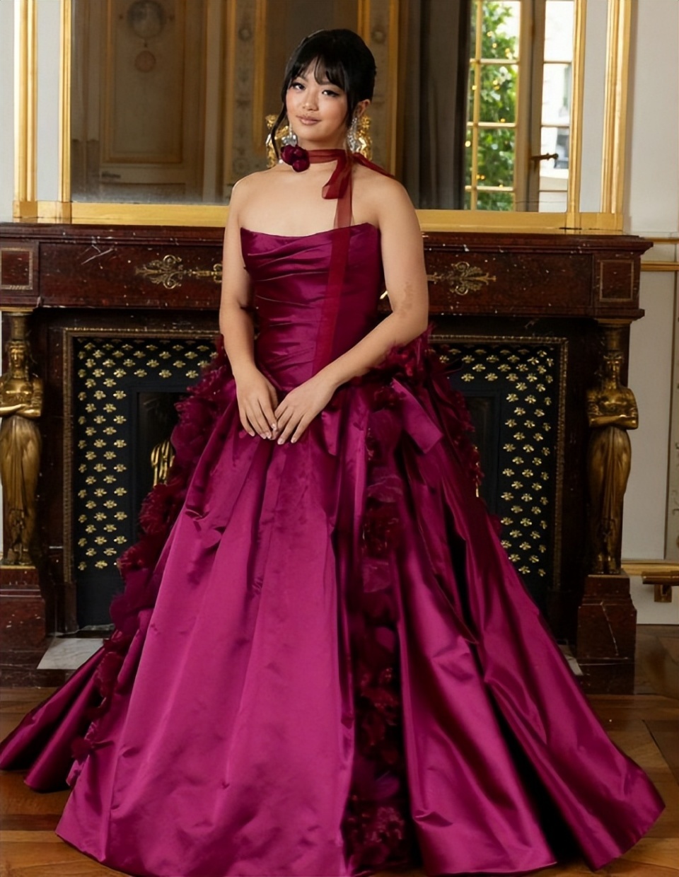 吴君如女儿出席名媛活动，穿抹胸裙热舞很开放，蹲在角落没存在感-第16张图片-旧杳电影网