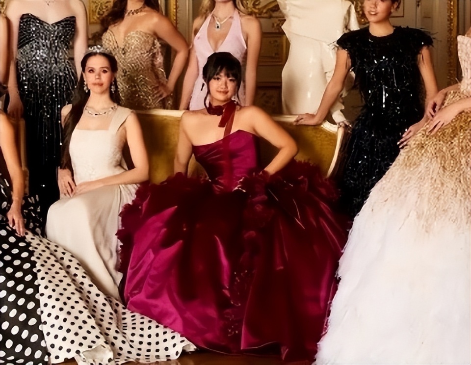 吴君如女儿出席名媛活动，穿抹胸裙热舞很开放，蹲在角落没存在感-第17张图片-旧杳电影网