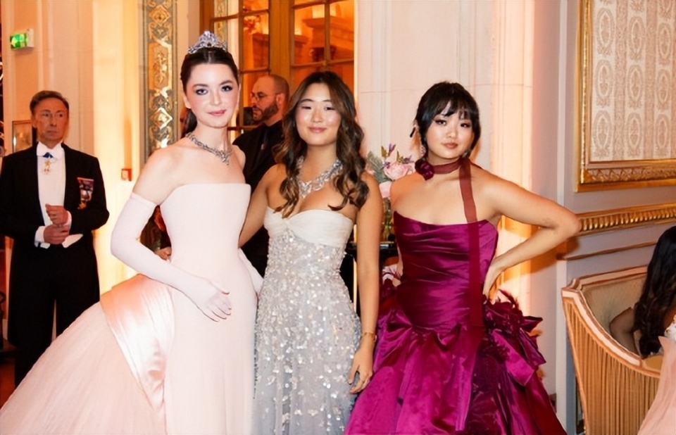 吴君如女儿出席名媛活动，穿抹胸裙热舞很开放，蹲在角落没存在感-第19张图片-旧杳电影网