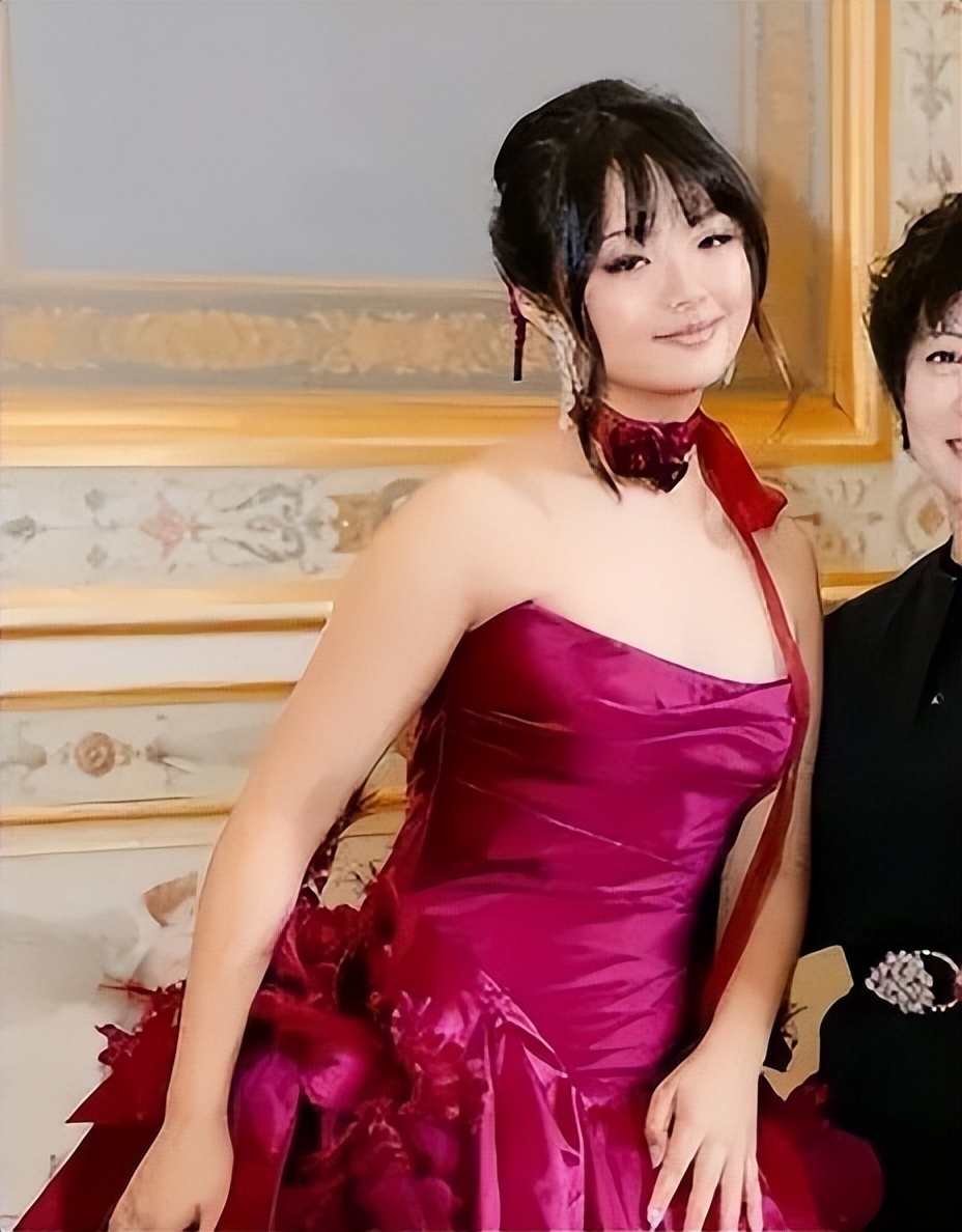 吴君如女儿出席名媛活动，穿抹胸裙热舞很开放，蹲在角落没存在感-第18张图片-旧杳电影网