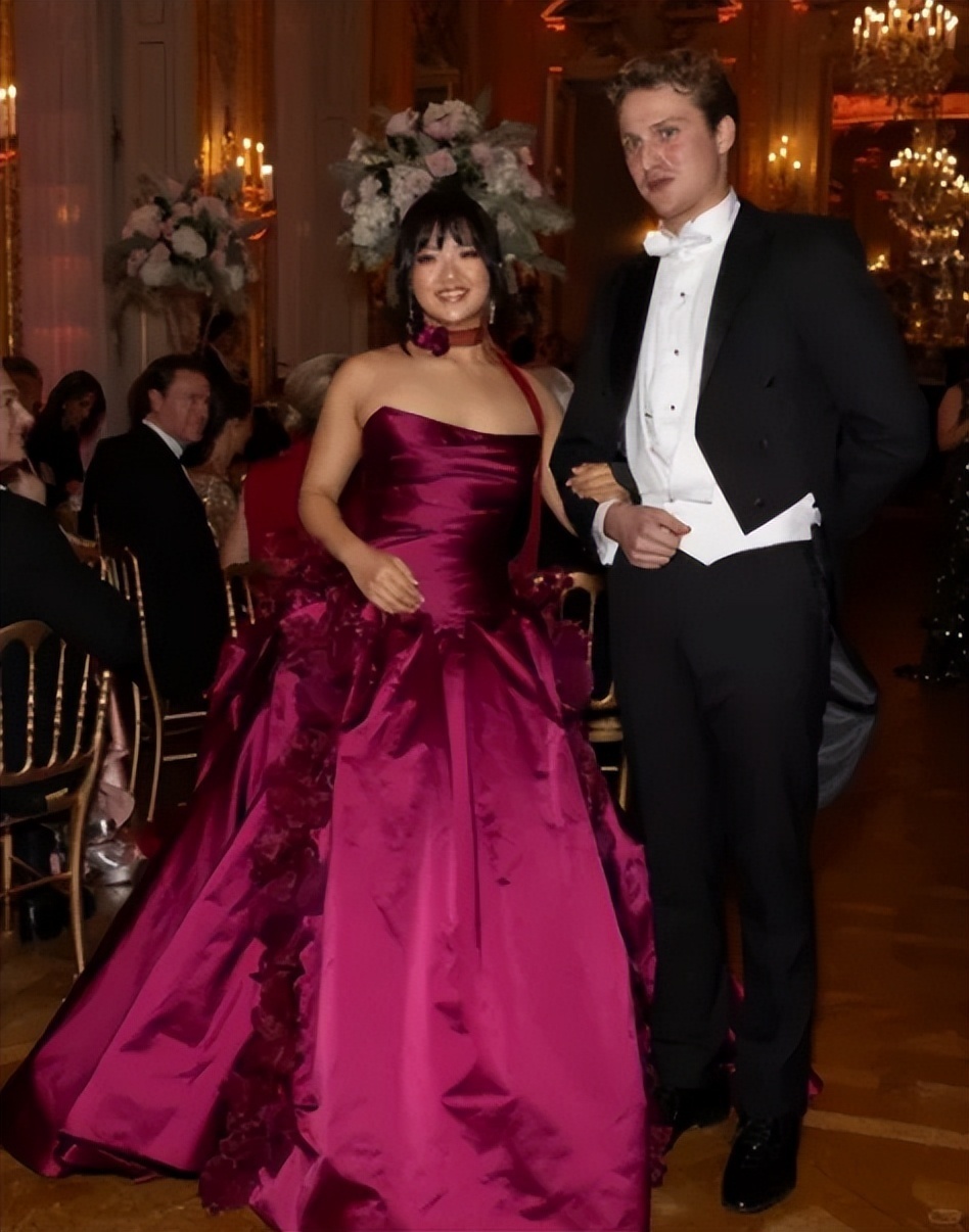 吴君如女儿出席名媛活动，穿抹胸裙热舞很开放，蹲在角落没存在感-第20张图片-旧杳电影网