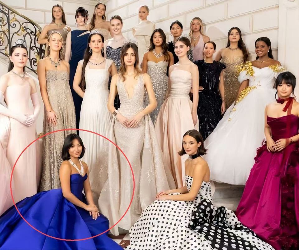 吴君如女儿出席名媛活动，穿抹胸裙热舞很开放，蹲在角落没存在感-第21张图片-旧杳电影网