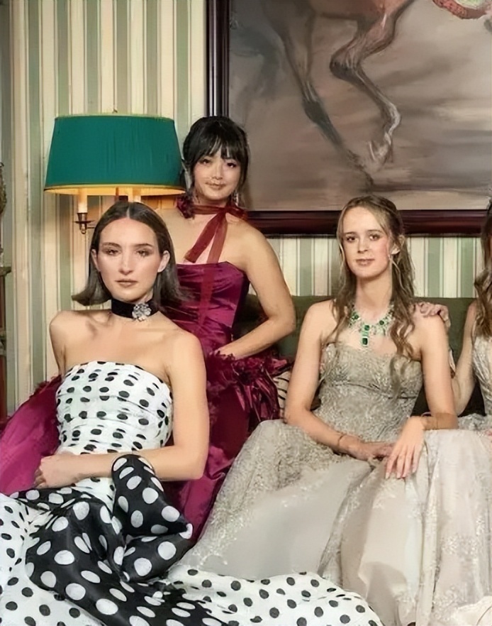 吴君如女儿出席名媛活动，穿抹胸裙热舞很开放，蹲在角落没存在感-第22张图片-旧杳电影网