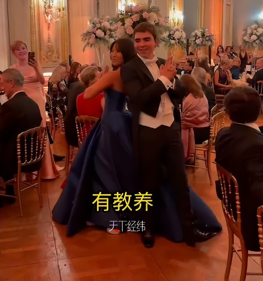 吴君如女儿出席名媛活动，穿抹胸裙热舞很开放，蹲在角落没存在感-第25张图片-旧杳电影网