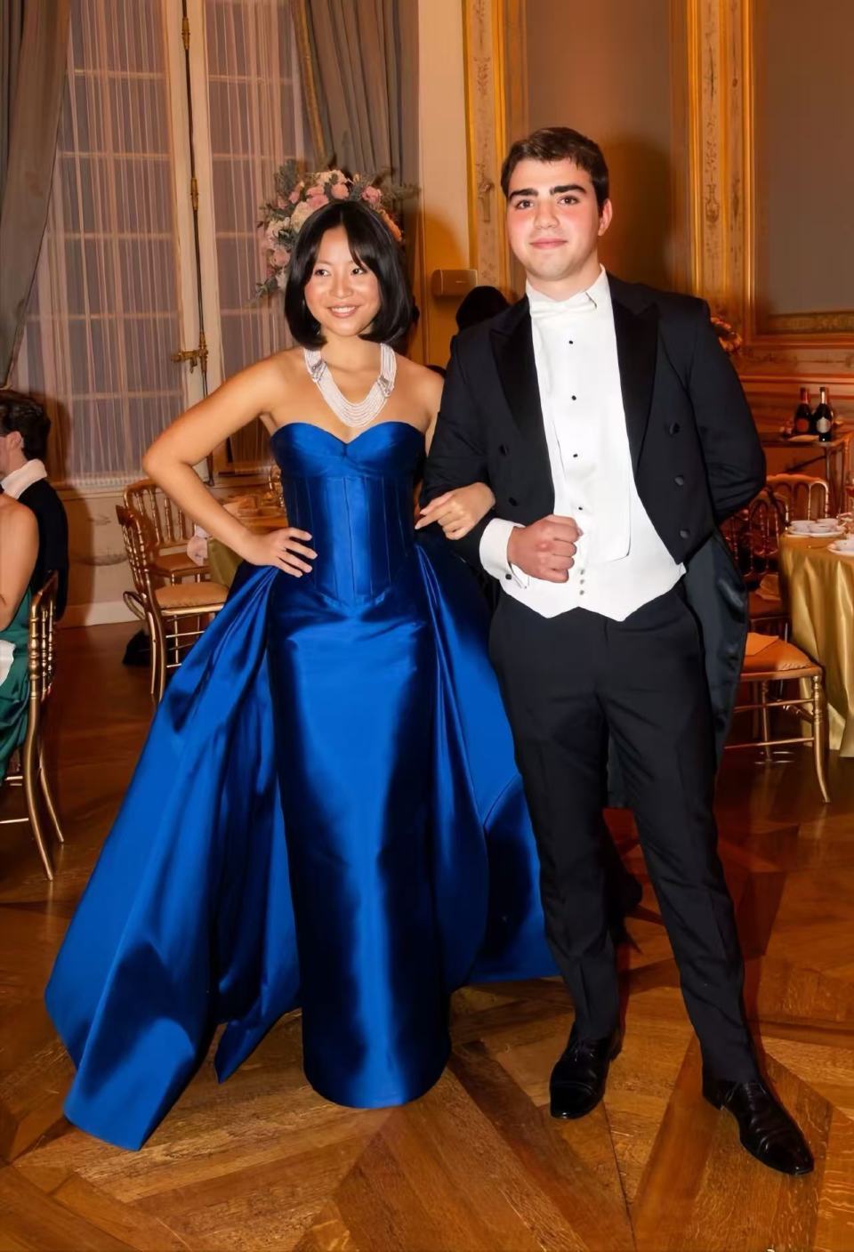 吴君如女儿出席名媛活动，穿抹胸裙热舞很开放，蹲在角落没存在感-第26张图片-旧杳电影网