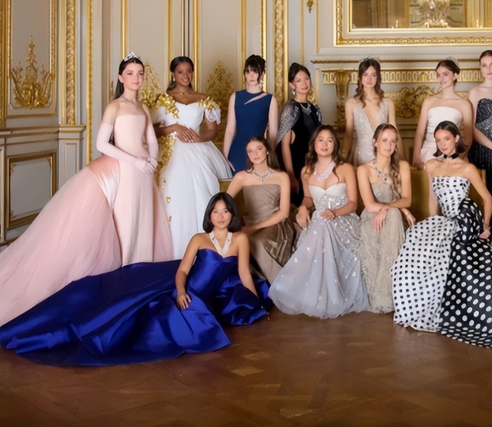 吴君如女儿出席名媛活动，穿抹胸裙热舞很开放，蹲在角落没存在感-第28张图片-旧杳电影网