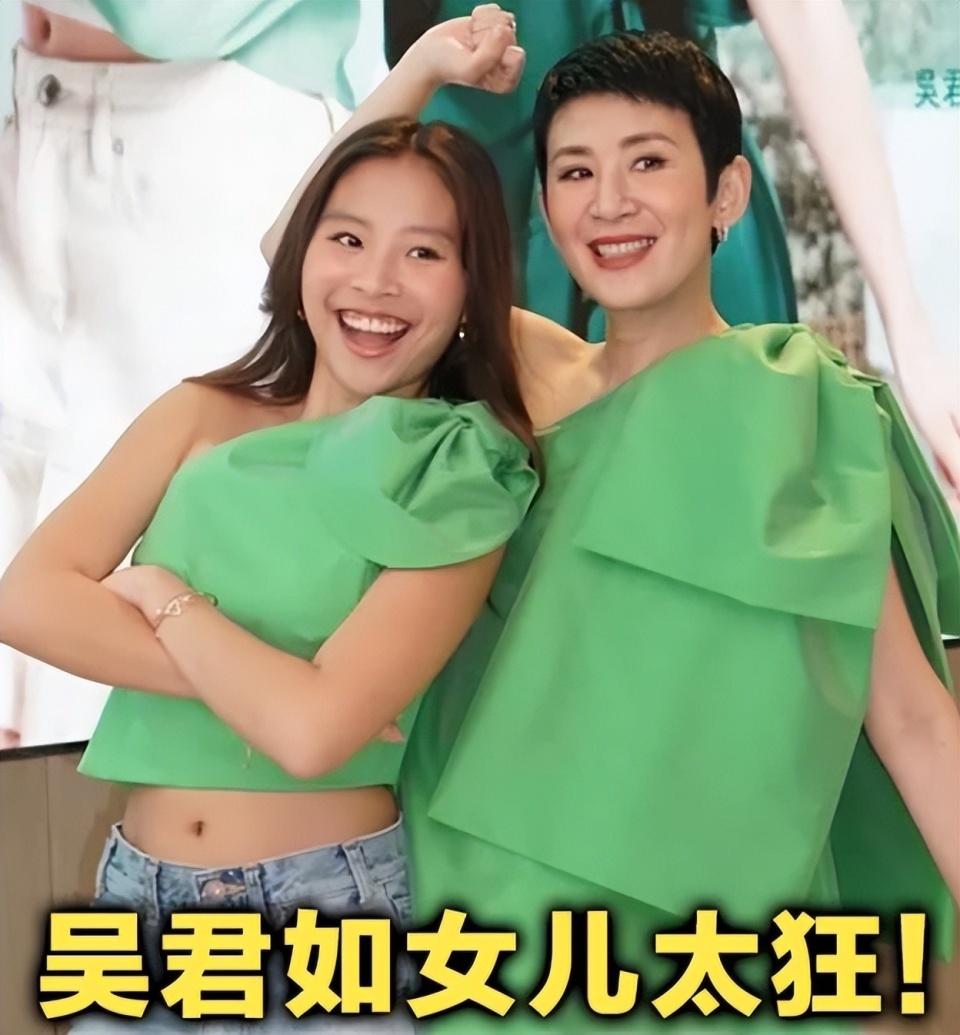 吴君如女儿出席名媛活动，穿抹胸裙热舞很开放，蹲在角落没存在感-第29张图片-旧杳电影网