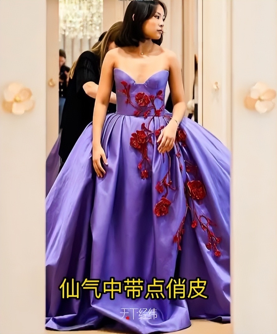 吴君如女儿出席名媛活动，穿抹胸裙热舞很开放，蹲在角落没存在感-第30张图片-旧杳电影网