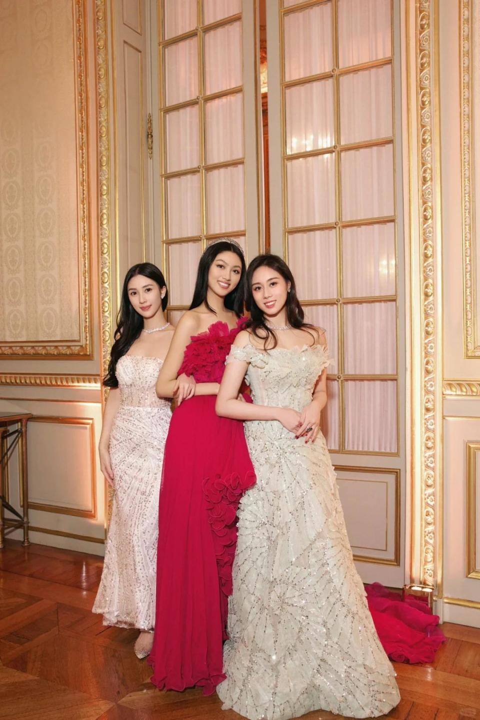 吴君如女儿出席名媛活动，穿抹胸裙热舞很开放，蹲在角落没存在感-第32张图片-旧杳电影网