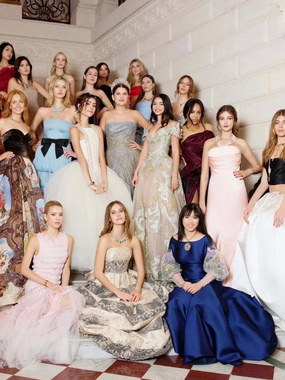 吴君如女儿出席名媛活动，穿抹胸裙热舞很开放，蹲在角落没存在感-第33张图片-旧杳电影网