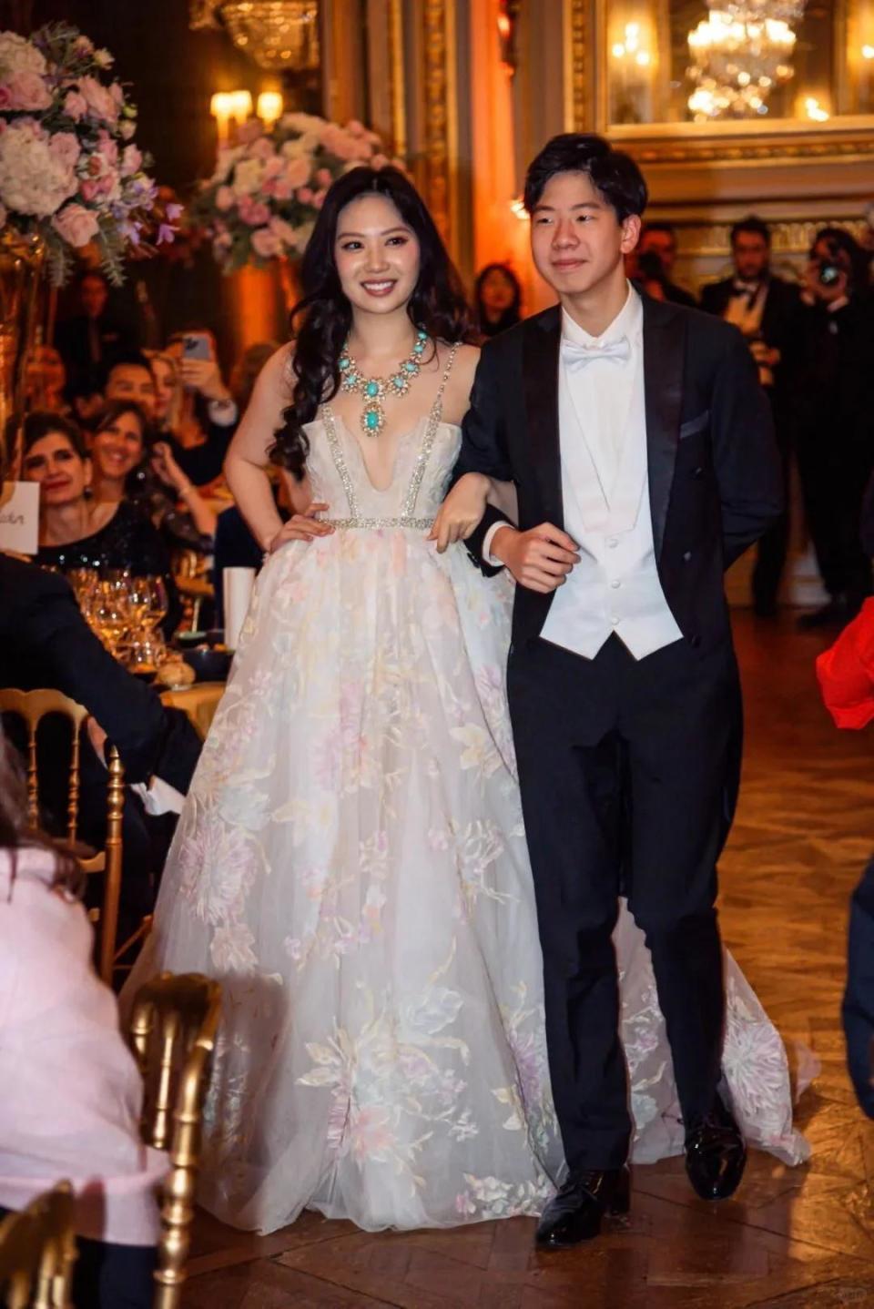 吴君如女儿出席名媛活动，穿抹胸裙热舞很开放，蹲在角落没存在感-第34张图片-旧杳电影网