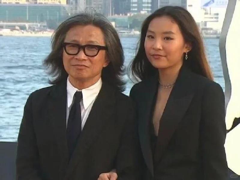 吴君如女儿出席名媛活动，穿抹胸裙热舞很开放，蹲在角落没存在感-第35张图片-旧杳电影网