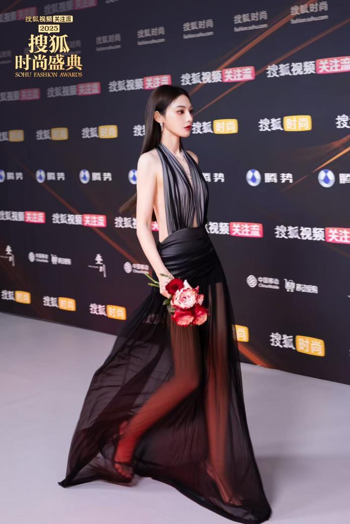 2025搜狐时尚盛典荣誉全揭晓 刘晓庆获年度魅力人物-第5张图片-旧杳电影网